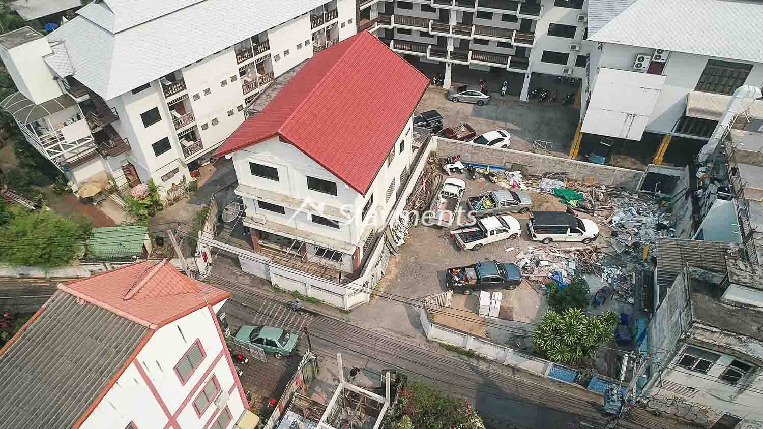 Three Story House with Land for Sale near Tha Pae Gate.