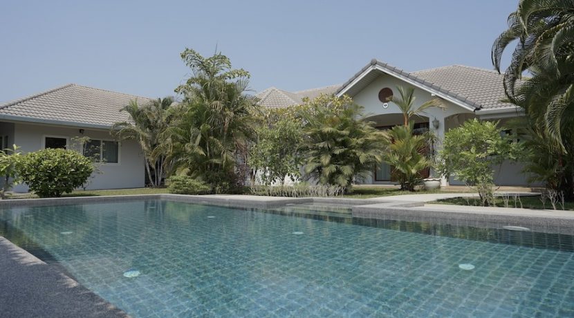 amazing pool villa for sale 4