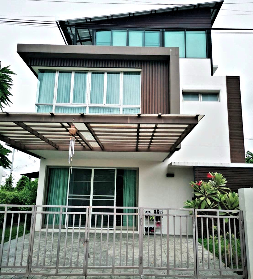3 storey house for rent in high end development