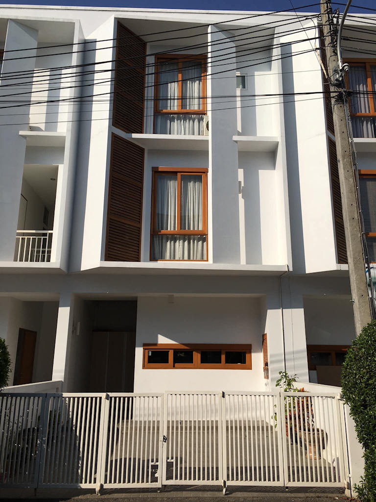Newly Build 3 Storey House With 3 Bedrooms For Rent