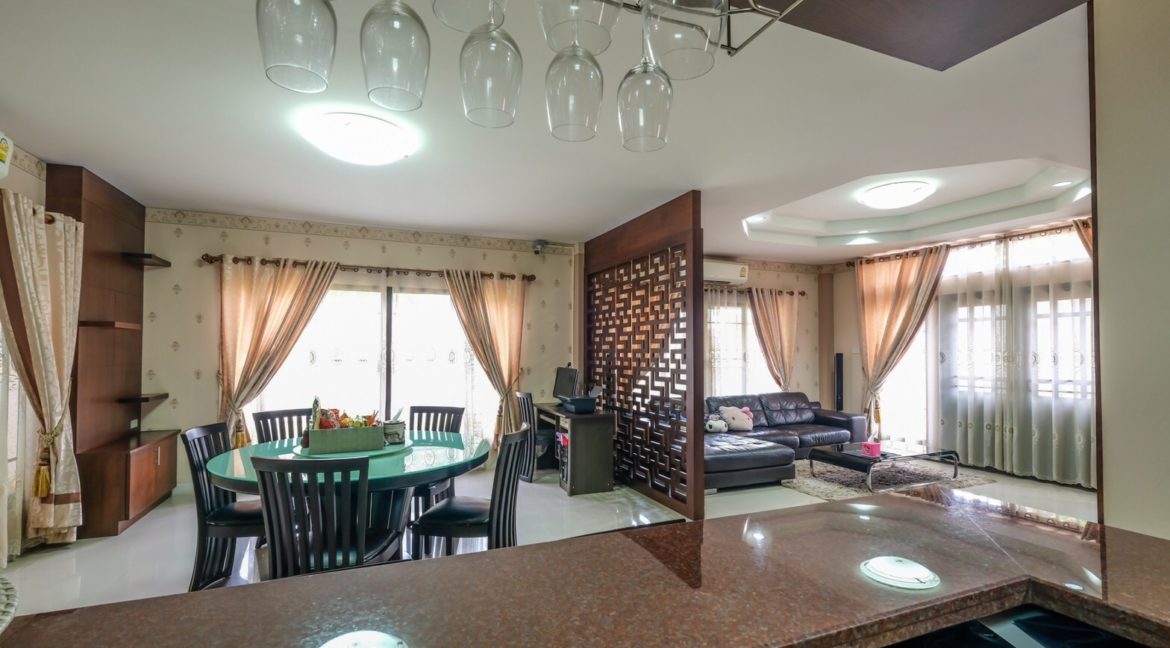 4 bedroom house for sale in saraphi 15