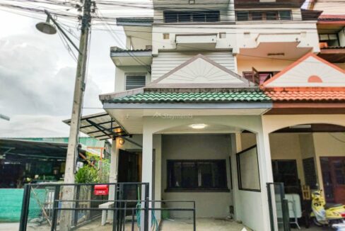 3-Storey townhouse for rent in Jed Yod